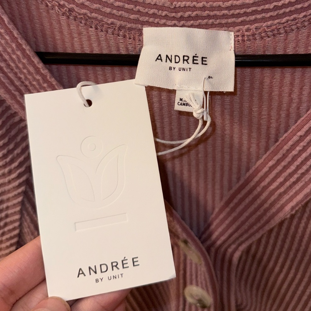 Andree Raised Ribbed Button V-Neck Knit Top - Picture 5 of 5